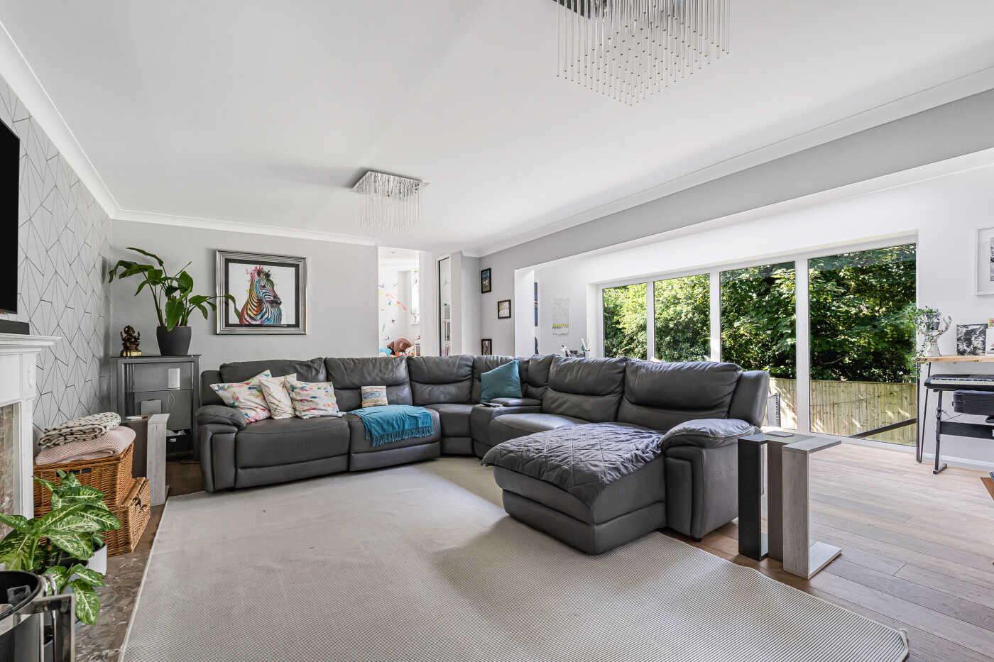 4 bed property in Priory Copse, Peppard Common